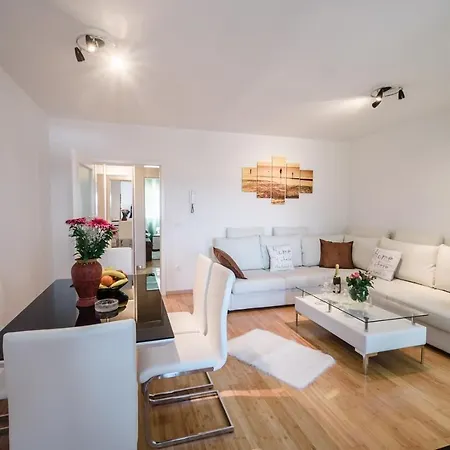 Pensjonat For Four With A Sea View Makarska